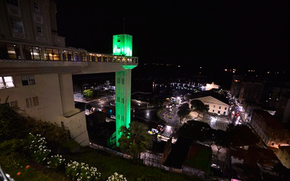 Elevador Lacerda, um dos monumentos históricos com maior visibilidade de Salvador, está iluminado na cor verde para alertar a população sobre a prevenção e os riscos do glaucoma. A campanha faz alusão ao Dia Nacional de Combate ao Glaucoma, celebrado pelo Ministério da Saúde na próxima sexta-feira (26). O monumento ficará iluminado na cor verde até a próxima quarta-feira (31). O glaucoma é causado pela lesão do nervo óptico e está relacionado à alta pressão do olho, podendo causar sérias alterações no campo visual, incluindo a cegueira. A prefeitura alerta para que o cidadão que perceber alguma alteração na visão e suspeitar da doença deve se dirigir a uma unidade de saúde para que um profissional especializado efetue o diagnóstico da doença e encaminhe o paciente para o tratamento adequado.